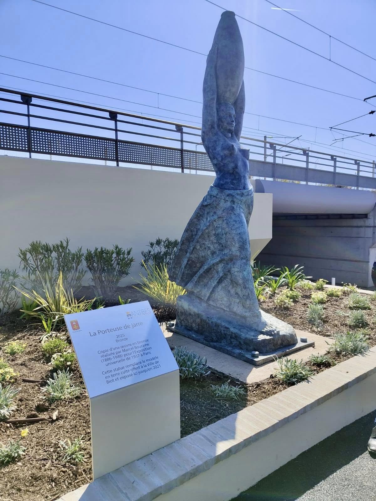 La Porteuse de Jarre, statue en bronze installée près de la gare de Biot à Antibes
